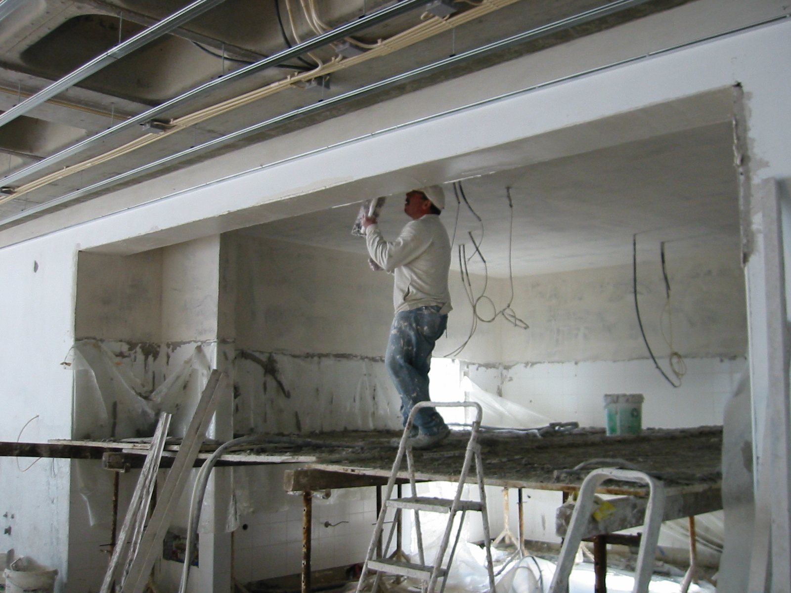 Exécution de cloisons et plafonds sur chantier