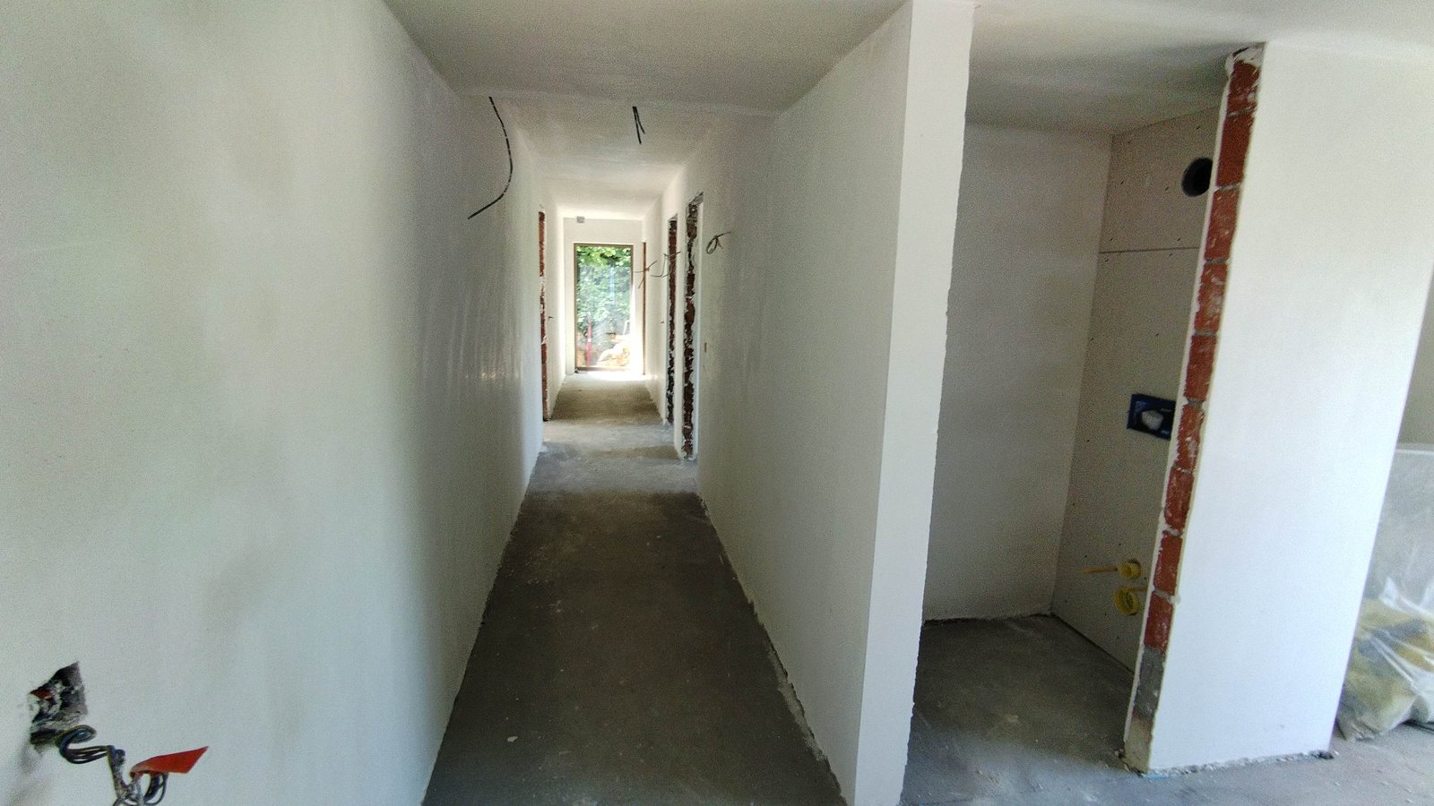 Plafonnage des parois dans un espace intérieur