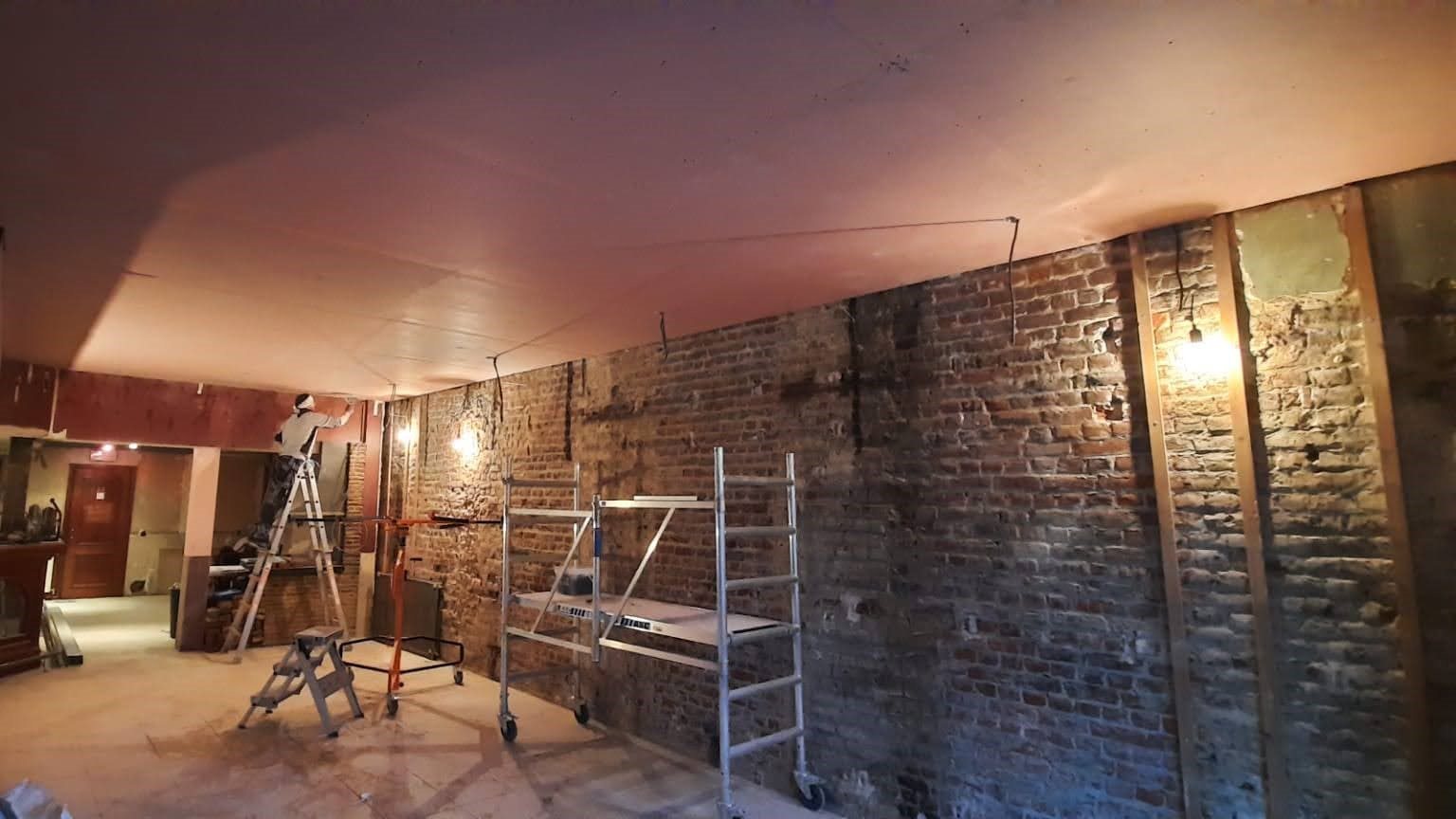 Pose de plaques de plafond sur chantier